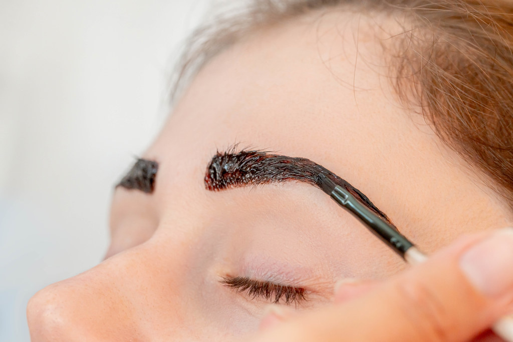 Applying Henna to Eyebrows