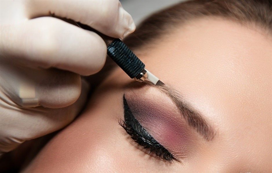 Microblading cosmetic procedure