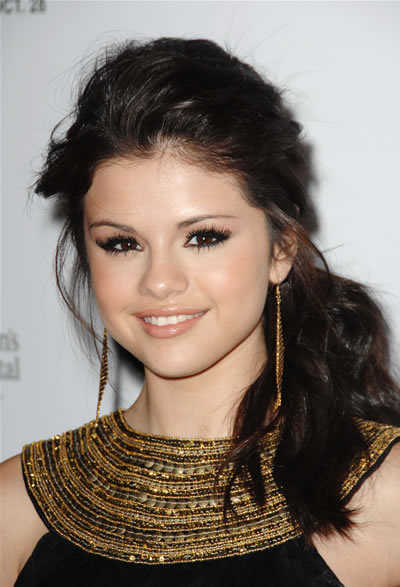Selena Gomez loose hairstyle