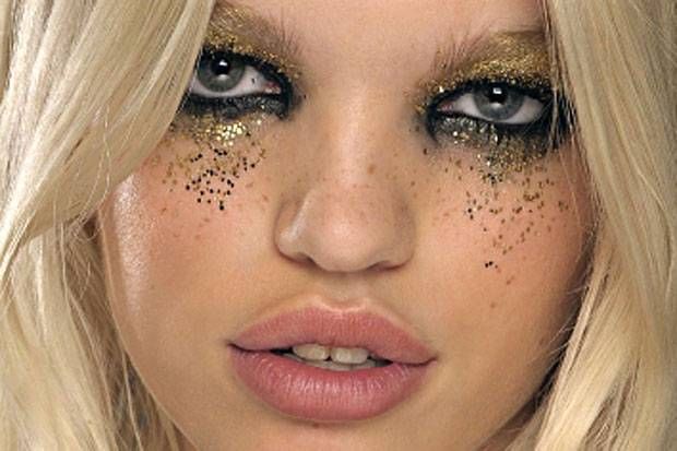 Extreme glitter makeup trend