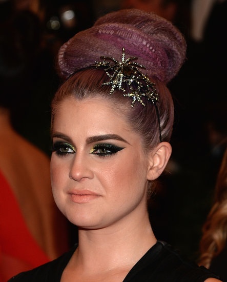 Kelly Osbourne red carpet makeup look