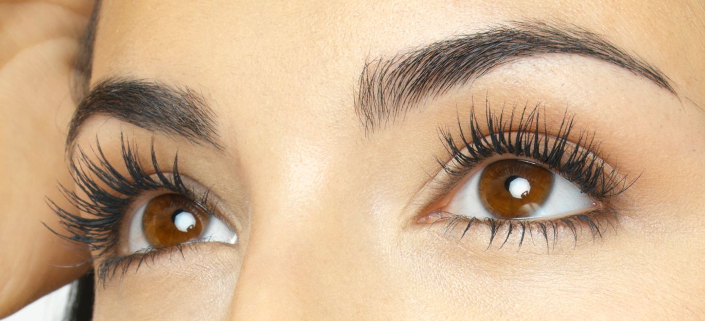 The Easy Guide to Naturally Long Voluminous Eyelashes